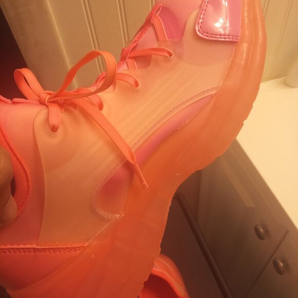 Step Up Your Style – Men’s Guess Sneakers Size 8.5 - Picture 2 of 6